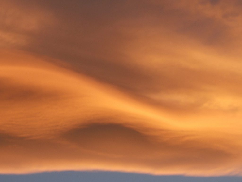 Sunset cloud with lozenge shape